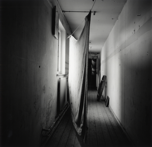 108270 Interieur van een kraakpand aan de Abstederdijk te Utrecht: gang.